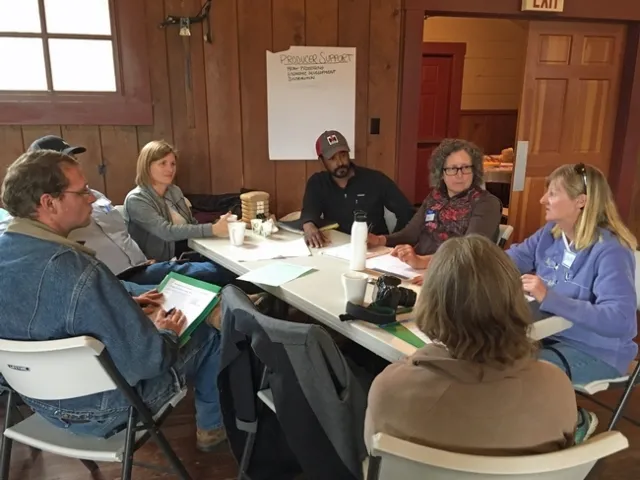 Un grupo de miembros del concilio de políticas alimentarias de Plumas-Sierra en su reunión cumbre de octubre del 2017.