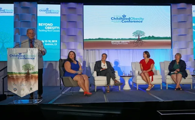 Kenneth Hecht, de NPI, moderó el panel de SSB, el cual incluyó, de izquierda a derecha, a Michelle Faust Raghavan, reportero de la radio pública de California; asambleísta Richard Bloom; Morgan Carvajal, de la Asociación Médica de California y Genoveva Islas, de Cultiva La Salud.