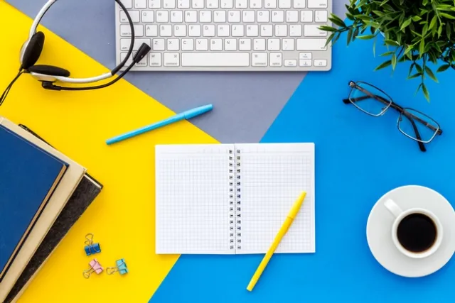 e-learning-online-course-computer-book-and-headpho