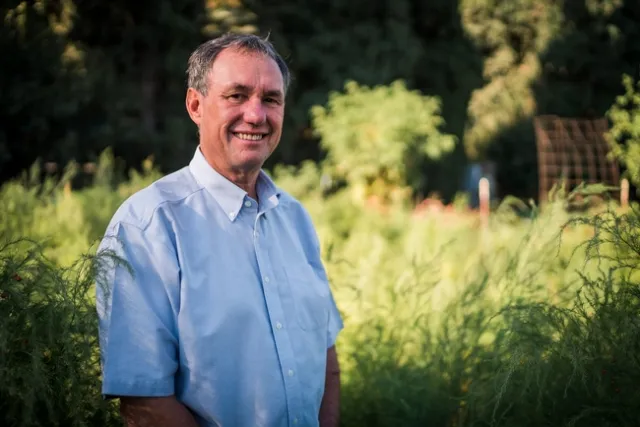 La inspiradora historia del largo camino que recorrió Brent Holtz para ayudar a su familia, industria y comunidad es el tema de documental de seis minutos producido por la Junta de Almendras de California