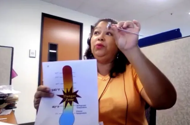 1. Alejandrina Orozco, educadora de nutrición de UCCE muestra la zona de peligro, es decir cuando las bacterias se multiplican más rápidamente cuando los alimentos no están refrigerados y pueden causar intoxicación alimentaria.