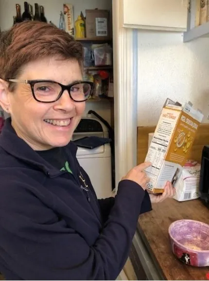 Leer las etiquetas de los productos para elegir artículos con un contenido rico en nutrientes es una forma de obtener más por su dinero.