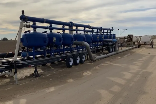 La filtración es crucial en el riego por goteo ya que remueve el sedimento y otras partículas que pueden obstruir el sistema. Fotografía por Ali Montazar.