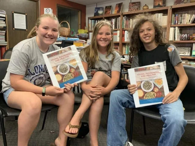 Además de obtener un entendimiento más profundo de las comidas indígenas y sus propiedades nutricionales, los jóvenes que terminaron el programa de verano obtuvieron un recetario de las comidas indígenas estadounidenses. Fotografía por Cailin McLallllughlin.