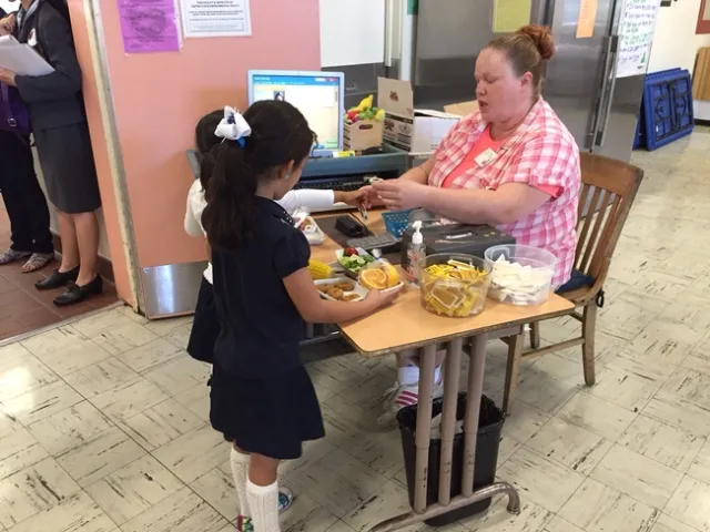 Casi la mitad de los líderes del servicio de comidas escolares que participaron en una encuesta, reportaron que la ampliación de las comidas escolares a todos los estudiantes ayudó a reducir el estigma y aumentar la participación. Fotografía por Pam Kan-Rice