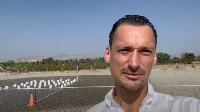 Gerry Spinelli asesor agrícola en Horticultura en el condado de San Diego de UC ANR durante un experimento en el Centro de Investigación y Extensión en Irvine para investigar qué aspersores son más eficientes, es decir, cuál ofrece mejor uniformidad en la distribución del agua.