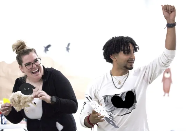 Rayna Barden (a la izquierda), especialista en educación comunitaria de 4-H, comparte un momento divertido con Héctor Amezcua, consejero del campamento. Fotografía por Evett Kilmartin