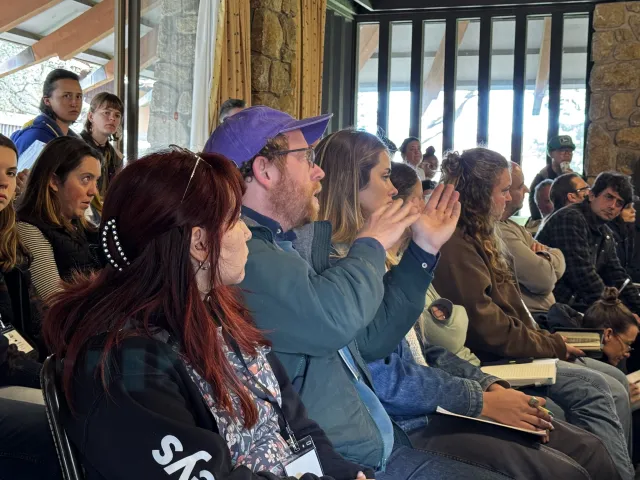 Personas escuchan una conferencia.