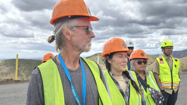 Un grupo de personas visitó el relleno sanitario de la ciudad de Irvne.