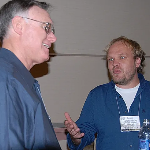 EXTENSION APICULTURIST Eric Mussen (left) of the UC Davis Department of Entomology faculty shares information with Pennsylvania State Uniersity entomologist Dennis van Engelsdorp at the 2007 meeting of the Entomological Society of America. UC Davis and Penn State receive research funds in a project launched by Haagen-Dazs. (Photo by Kathy Keatley Garvey)
