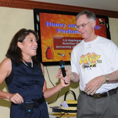THE HONEY PEOPLE--Honey bee specialist Eric Mussen, the 2008-09 president of the Western Apicultural Society (WAS), chats with Liz Applegate, a nationally renowned nutritionist and fitness expert who praised the virtues of honey at the WAS meeting. (Photo by Kathy Keatley Garvey)