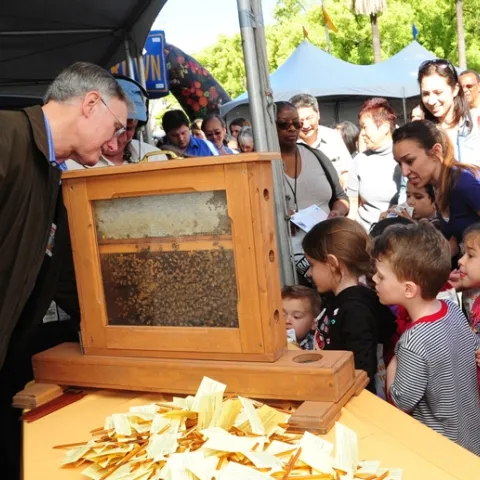 Extension apiculturist emeritus Eric Mussen of the UC Davis Department of Entomology and Nematology talks to the crowd. (Photo by Kathy Keatley Garvey)