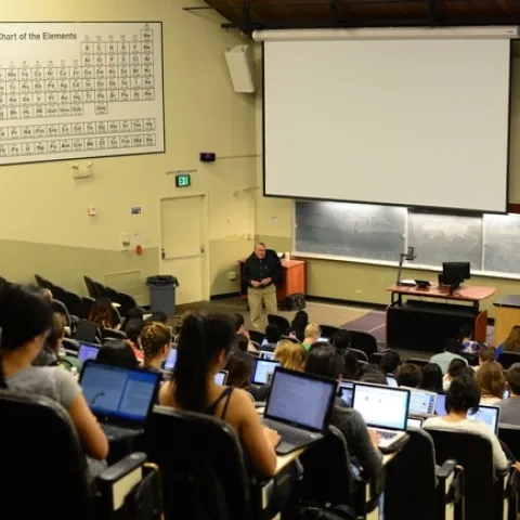 James Carey teaching a UC Davis chemistry class “how to make one-minute videos on the properties of the elements in periodic tables.” The result: 540 one-minute videos, probably a world record. (Photo by Kathy Keatley Garvey)