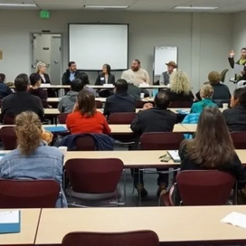 Granjeros a pequeña escala se reúnen en la oficina condal de UCCE para saber de oportunidades que existen de negocios de valor agregado.