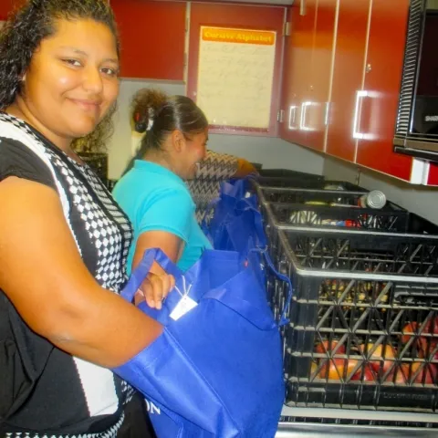 Preparando bolsas con alimentos para la comunidad.