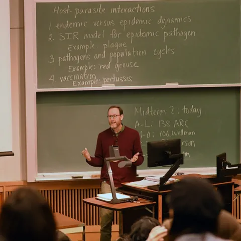 UC Davis Professor Jay Rosenheim teaching a class in the Lab Sciences Building. (Photo by Kathy Keatley Garvey)