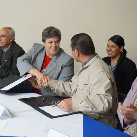 UC ANR Vice President Glenda Humiston, left, and Baja California Secretary of Agriculture Development Manuel Vallodolid Seamanduras shake hands in January 2017 after signing an agreement to establish a 4-H Club in Mexicali.