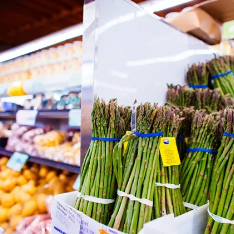 Los consumidores que compran frutas y verduras en tiendas localizadas en vecindarios de bajos recursos de California podrían pagar más por estos productos que los compradores de otros vencindarios, según in estudio del Instituto de Políticas sobre Nutrición de UC, que analizó los precios en una amplia muestra de tiendas por todo el estado.