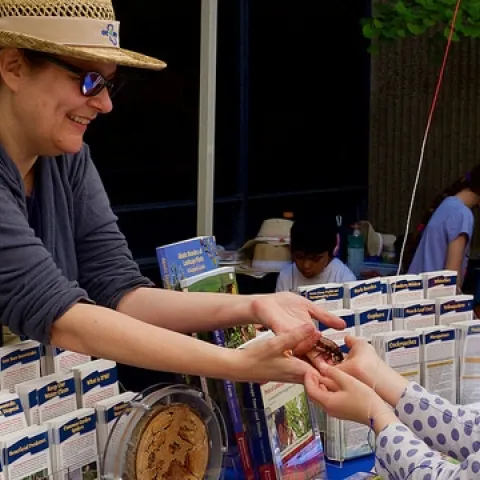 UC IPM staff Belinda Messenger-Sikes interacting with public. (Credit: Chinh Lam)