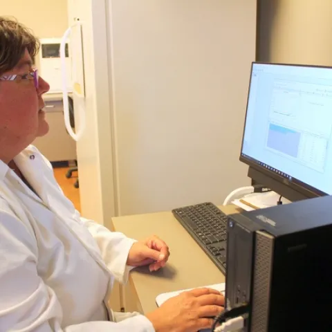 Therese Kapaun performs RT-qPCR on CTV samples in the Lindcove Plant Pathology Lab.