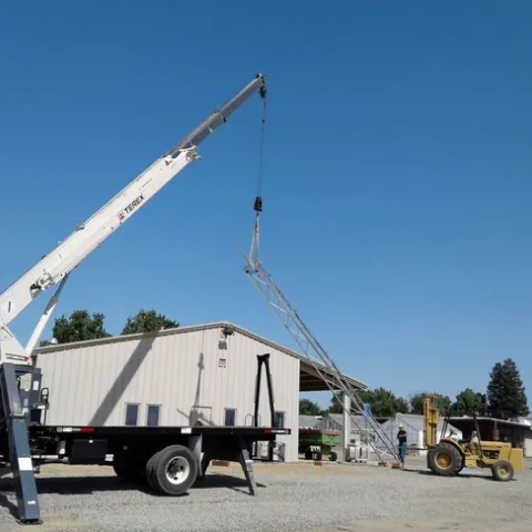 Workers at Kearney raise a tower to blanket the 330-acre research center with high-speed wireless internet. (Photo: Julie Sievert)