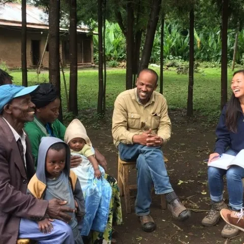 De derecha a izquierda, Lauren Howe de UC Davis y Tesfaye Kassa de SACE entrevistan a granjeros sobre cómo manejan actualmente los cultivos de camotes en sus granjas.