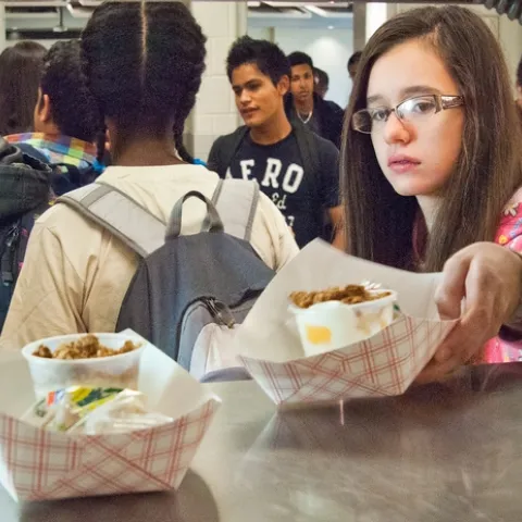 Eating lunch at school helps students make better food choices. (Photo: USDA)
