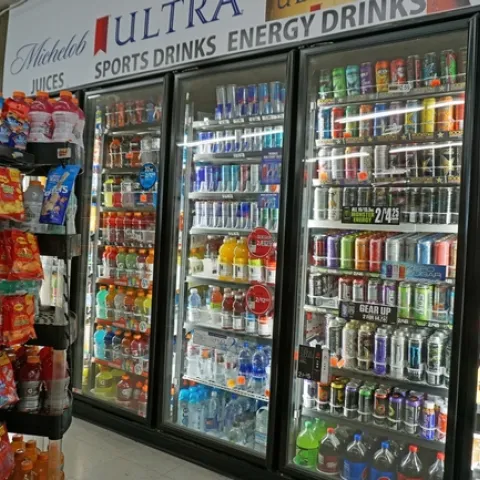 Hay muchos tipos de bebidas azucaradas disponibles en las tiendas de conveniencia y supermercados.