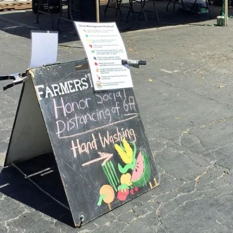Los mercados de granjeros están probando nuevos enfoques para mantener a los vendedores y clientes seguros en los mercados de granjeros. (Fotografía: Pamela Kan-Rice)