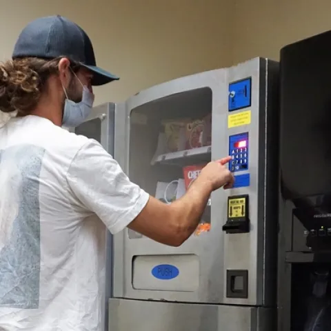 Healthy options, calorie counts and reminders help consumers make good-sense decisions when buying food or beverages from vending machines.