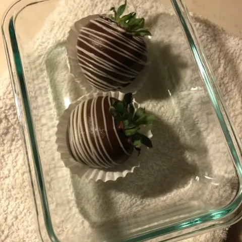 Nice presentation of the berries, note the small calyx.