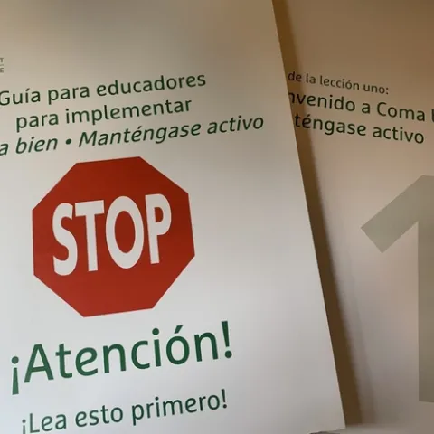 Eating Smart, Being Active curriculum guide for educators shown in Spanish.