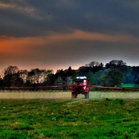 Large boom sprayers are used to efficiently apply herbicides over agricultural fields. Visual: Will Fuller / Flickr