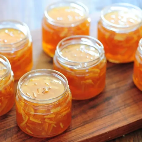 Orange marmalade ready for freezing or water bath canning. (Photo: Wikimedia Commons)