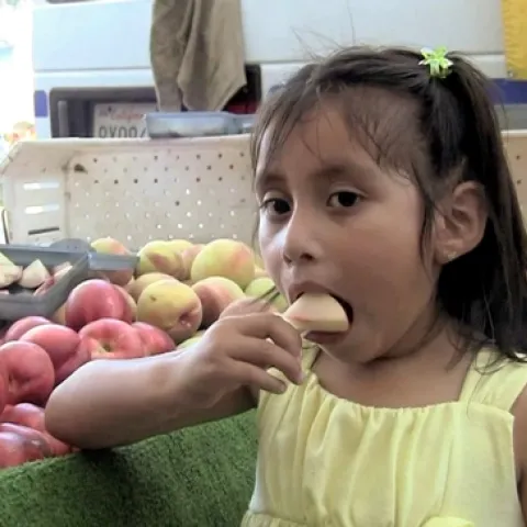 Niña comiendo frutas