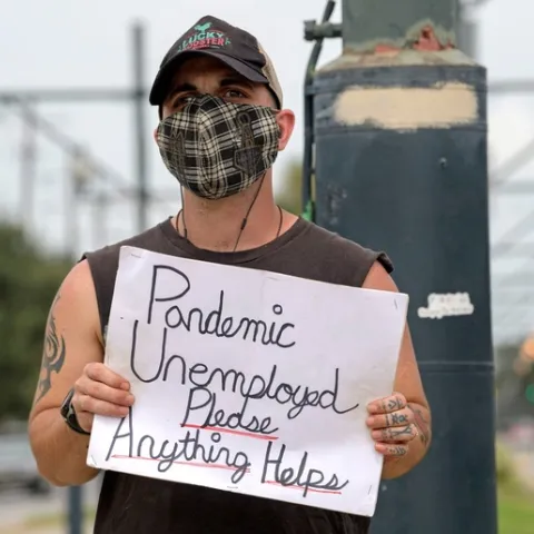 hombre desempleado en busca de empleo