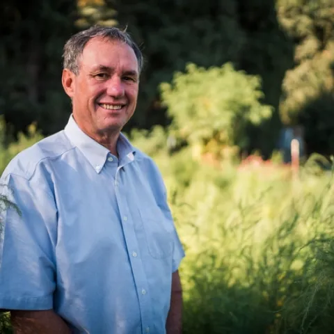 La inspiradora historia del largo camino que recorrió Brent Holtz para ayudar a su familia, industria y comunidad es el tema de documental de seis minutos producido por la Junta de Almendras de California