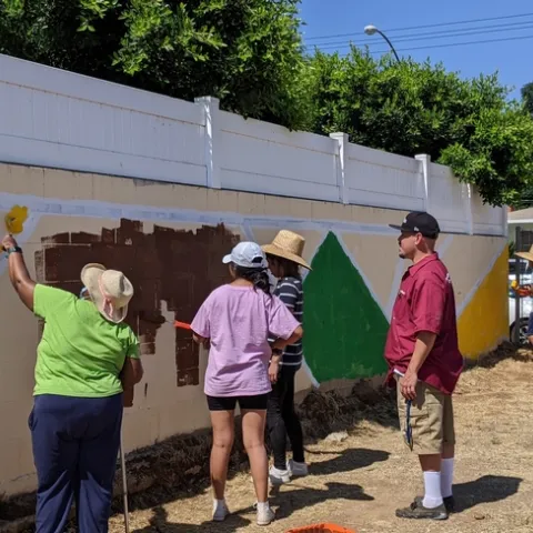 Los participantes comenzaron a diseñar el mural del jardín comunitario en una comunidad de Riverside, CA
