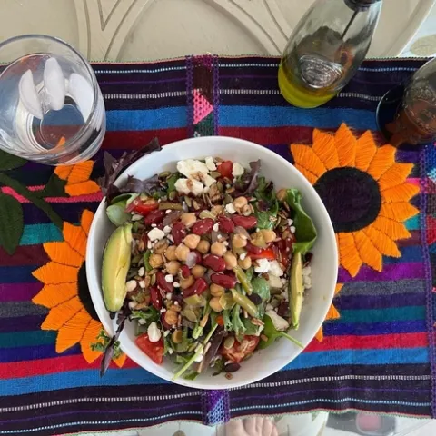 Ensalada de granos y aguacate