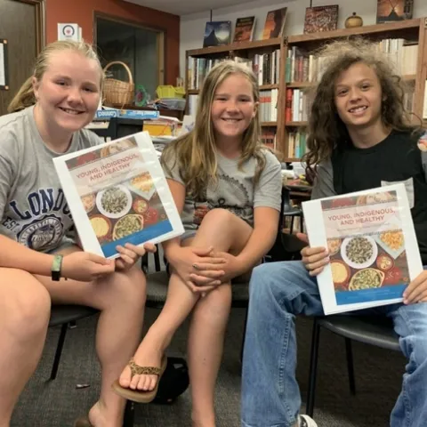 Además de obtener un entendimiento más profundo de las comidas indígenas y sus propiedades nutricionales, los jóvenes que terminaron el programa de verano obtuvieron un recetario de las comidas indígenas estadounidenses. Fotografía por Cailin McLallllughlin.