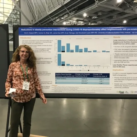 Gail Woodward-López, quien aparece en esta fotografía durante la reunión anual de la Asociación de Salud Pública Estadounidense de Boston en el 2022, ayudó a mantener conversaciones en torno a la obesidad y evaluación del programa SNAP-Ed. Fotografía por Sridharshi Hewawitharana