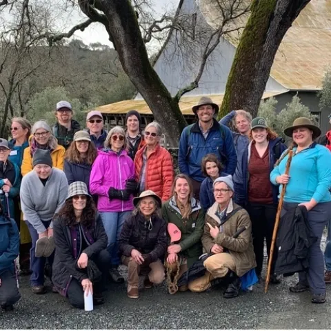 Participantes del Taller de Administración Forestal del condado de Napa posan para la fotografía durante un recorrido en persona. Fotografía por Kim Ingram.
