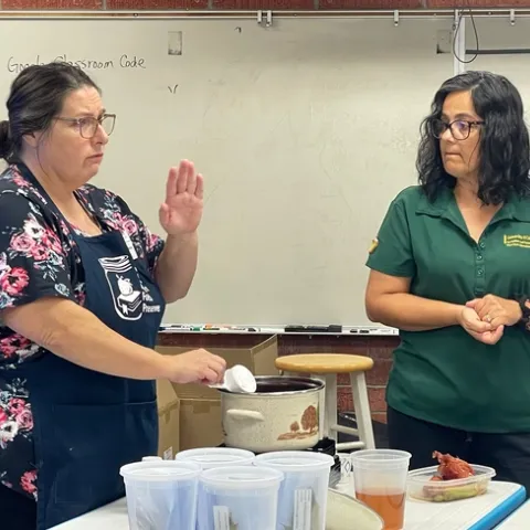 Dee Denton, coordinadora del programa de Conservas de Comida y Clara Wilshire, educadora de nutrición del programa EFNEP impartiendo una clase sobre como utilizar los sobrantes de comida.