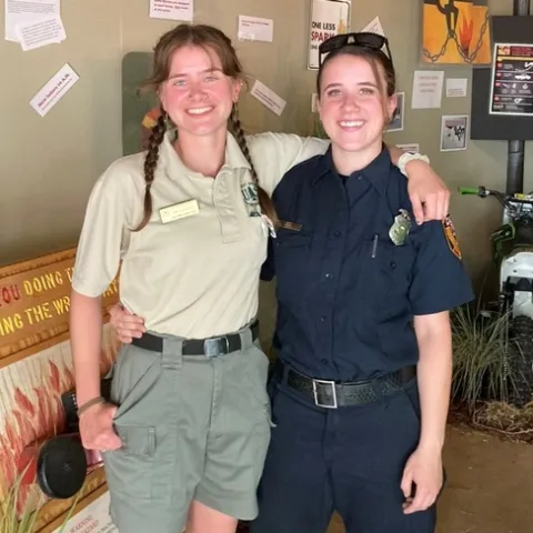 Gemelas Emily y Lindsay Jacks en un proyecto de 4H