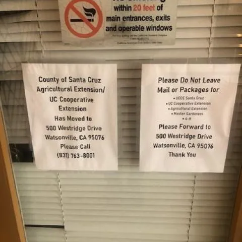 Los letreros puestos en la puerta de nuestra oficina previa.