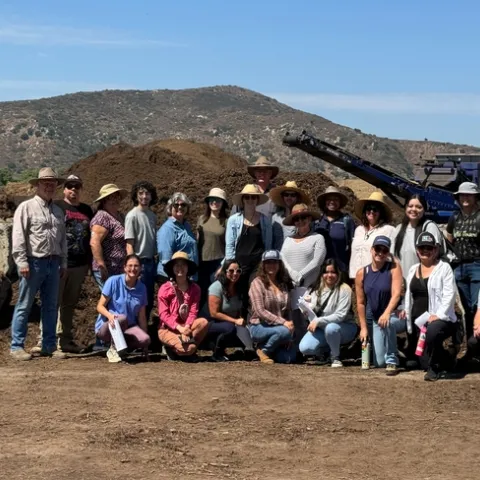 Asesores de UC ANR en distintas disciplinas participaron en una visitan a San Pasqualo Valley Soil.