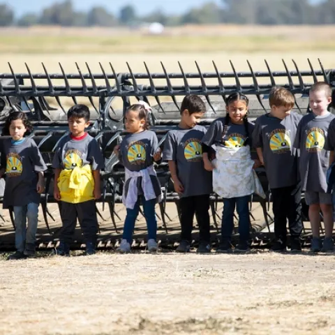 Más de 200 niños de primer año de primaria visitaron los cultivos de arroz en el Valle de Sacramento, allí aprendieron sobre el ciclo que realiza el arroz desde que se siembra hasta que se realiza la cosecha. Foto: Evett Kilmartin