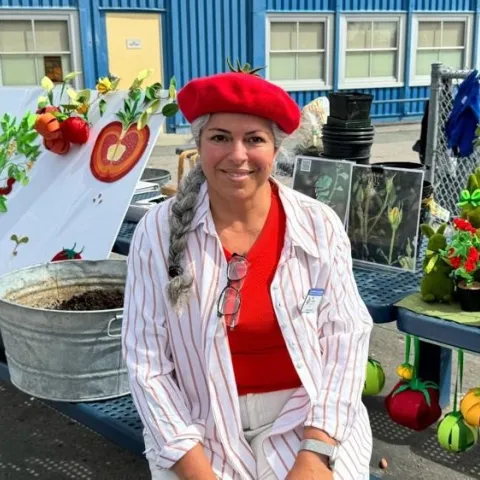 Jardineros Lead May Coleman at the Verde Elementary School spring potting up class. Photo by Rosalie Rose–Lerman.