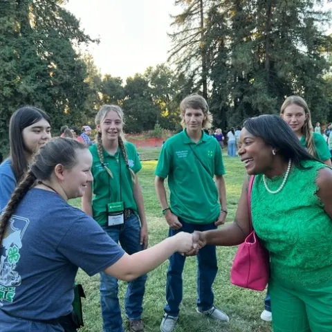 Cuando Kimberly Holmes ocupo el puesto de directora de California 4- en julio, se puso de inmediato manos a la obra. Como parte de su primer par de semanas en el cargo, le toco saludar a los jóvenes participantes, voluntarios y ex alumnos de 4-H en la Conferencia Estatal de Liderazgo. Fotografía cortesía de California 4-H