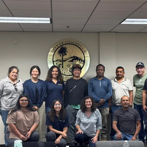 Group de participantes en una reunión de UC ANR en el Valle de Coachella